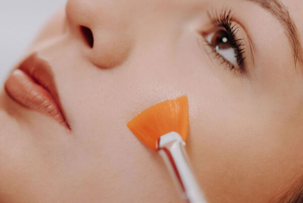 nanošenje peelinga kistom na lice